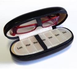 Etui pour lunettes et pilulier semainier HESTEC - 2 en 1 - 16,5 x 7,5 x 5,5 cm