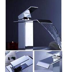 Robinet salle bain à bec plat et finition chromé, un robinet à design contemporain muni de
